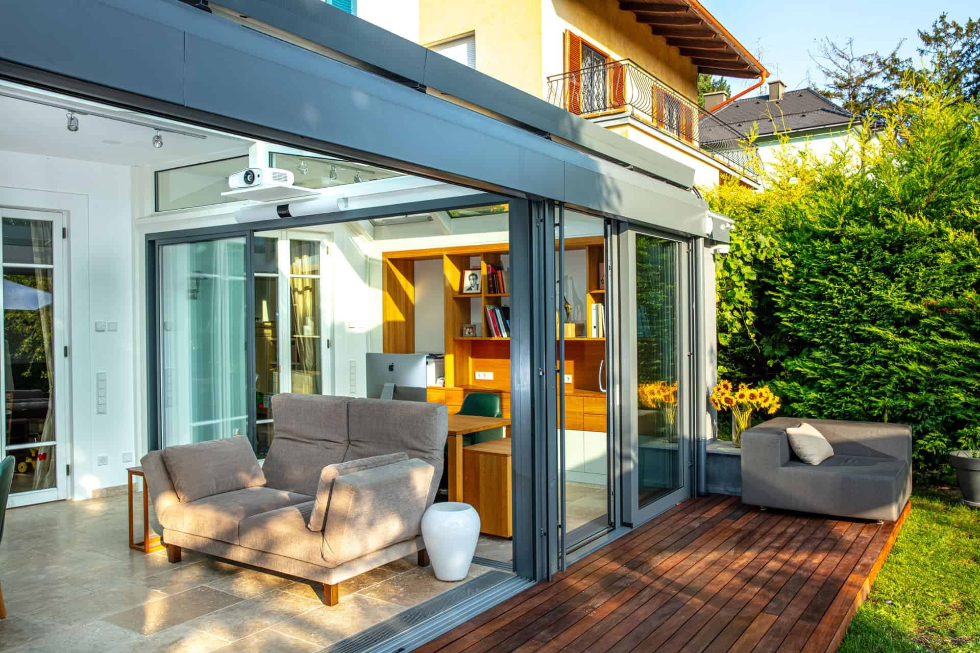 Mit einer Terrassenüberdachung mit Markise stilvoll vor Sonne und Regen geschützt