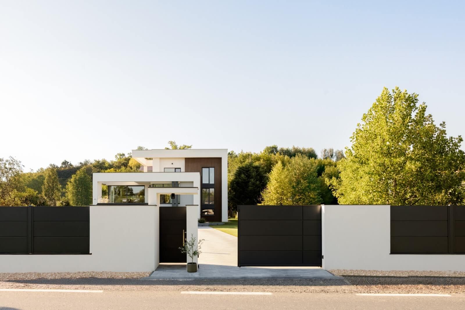 Elegante Garagentore für moderne Wohnhäuser